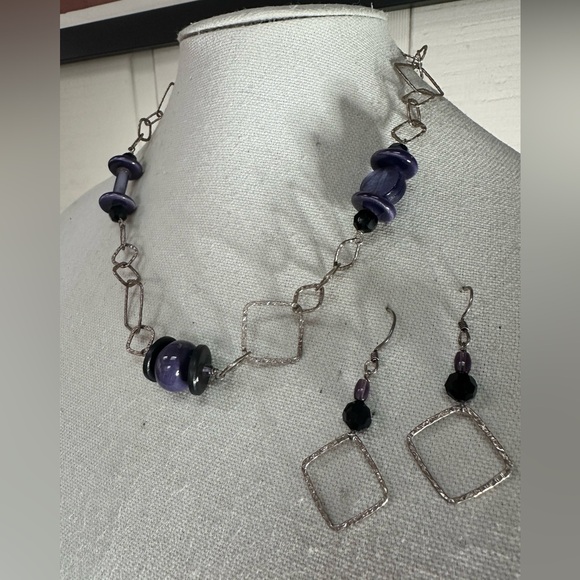 Hammered abstract vibe silvertone purple bead necklace - Picture 3 of 5